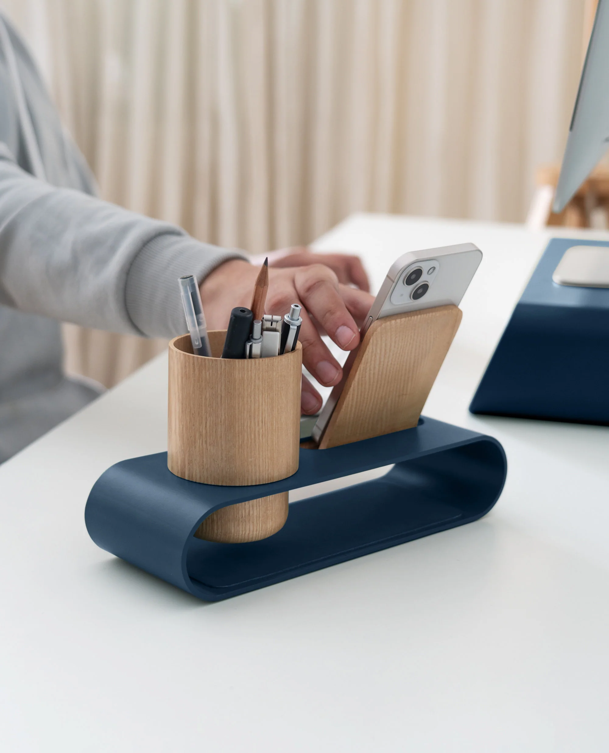 Cirque Phone and Pen Stand - Image 3